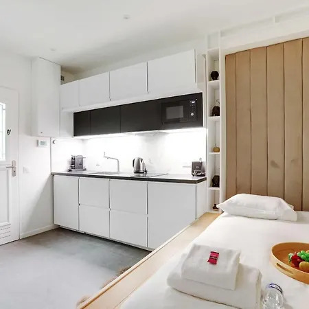 Cosy Up To 2p - Republique Temple *