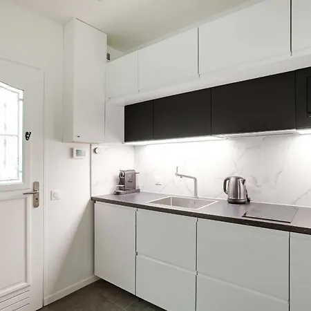 Cosy Up To 2p - Republique Temple