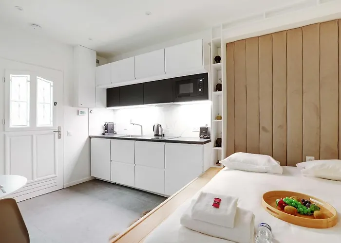 Cosy Up To 2p - Republique Temple *